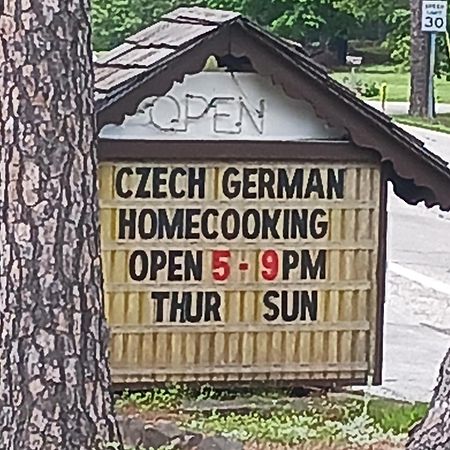 Bavarian Inn Motel & Restaurant يوريكا سبرينغز المظهر الخارجي الصورة