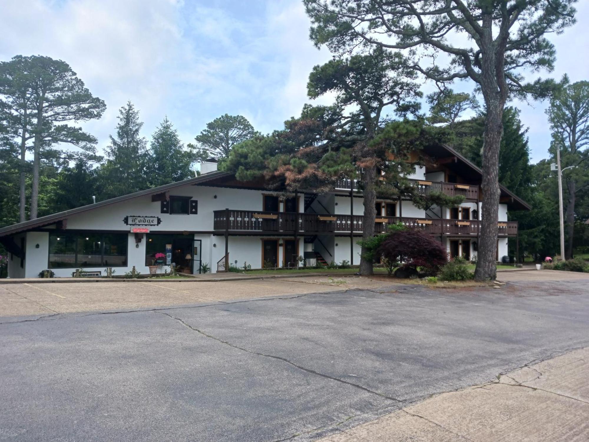 Bavarian Inn Motel & Restaurant يوريكا سبرينغز المظهر الخارجي الصورة
