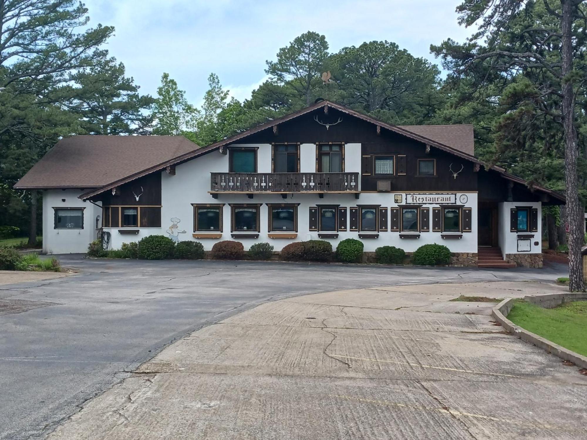 Bavarian Inn Motel & Restaurant يوريكا سبرينغز المظهر الخارجي الصورة