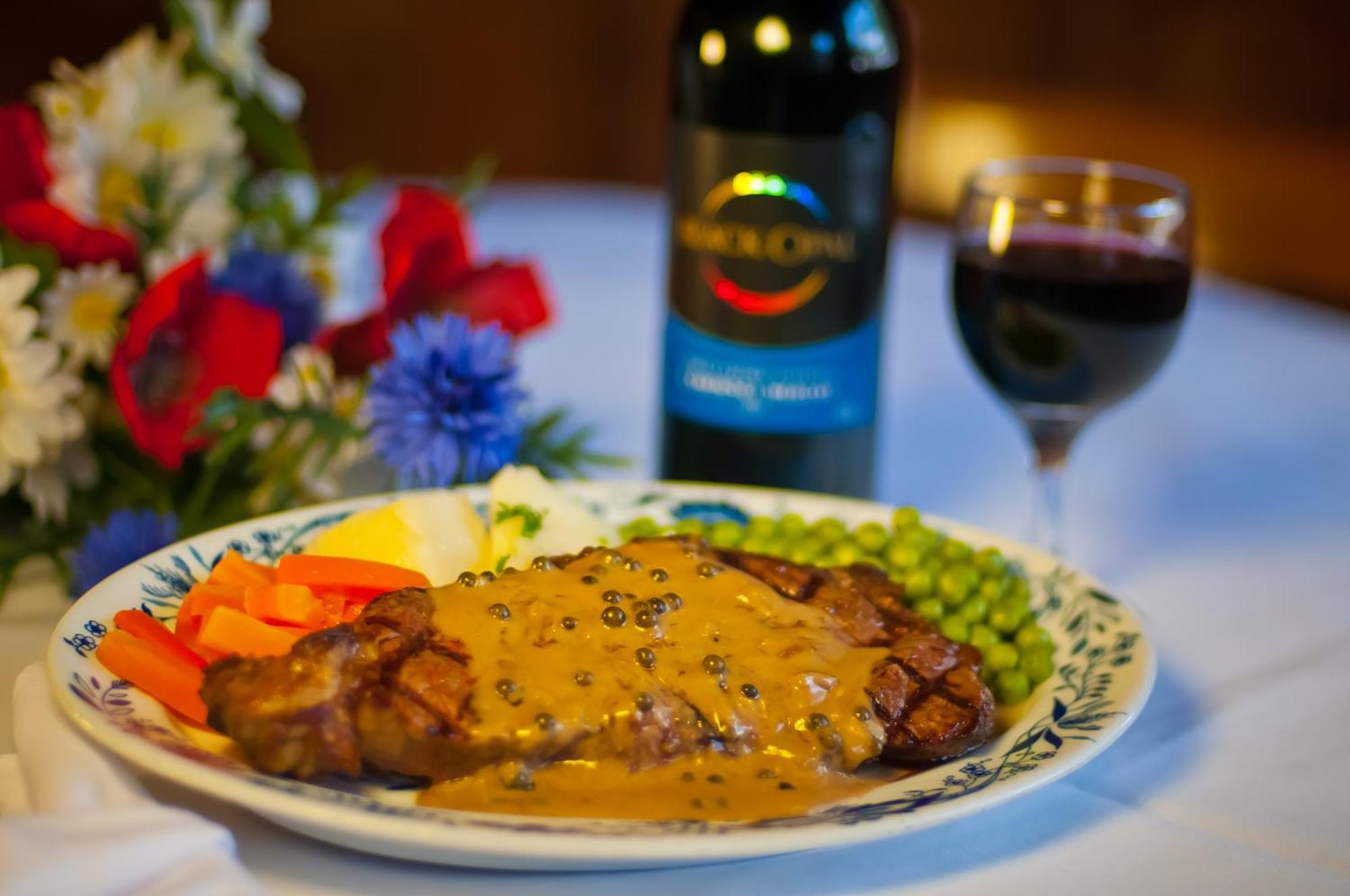 Bavarian Inn Motel & Restaurant يوريكا سبرينغز المظهر الخارجي الصورة