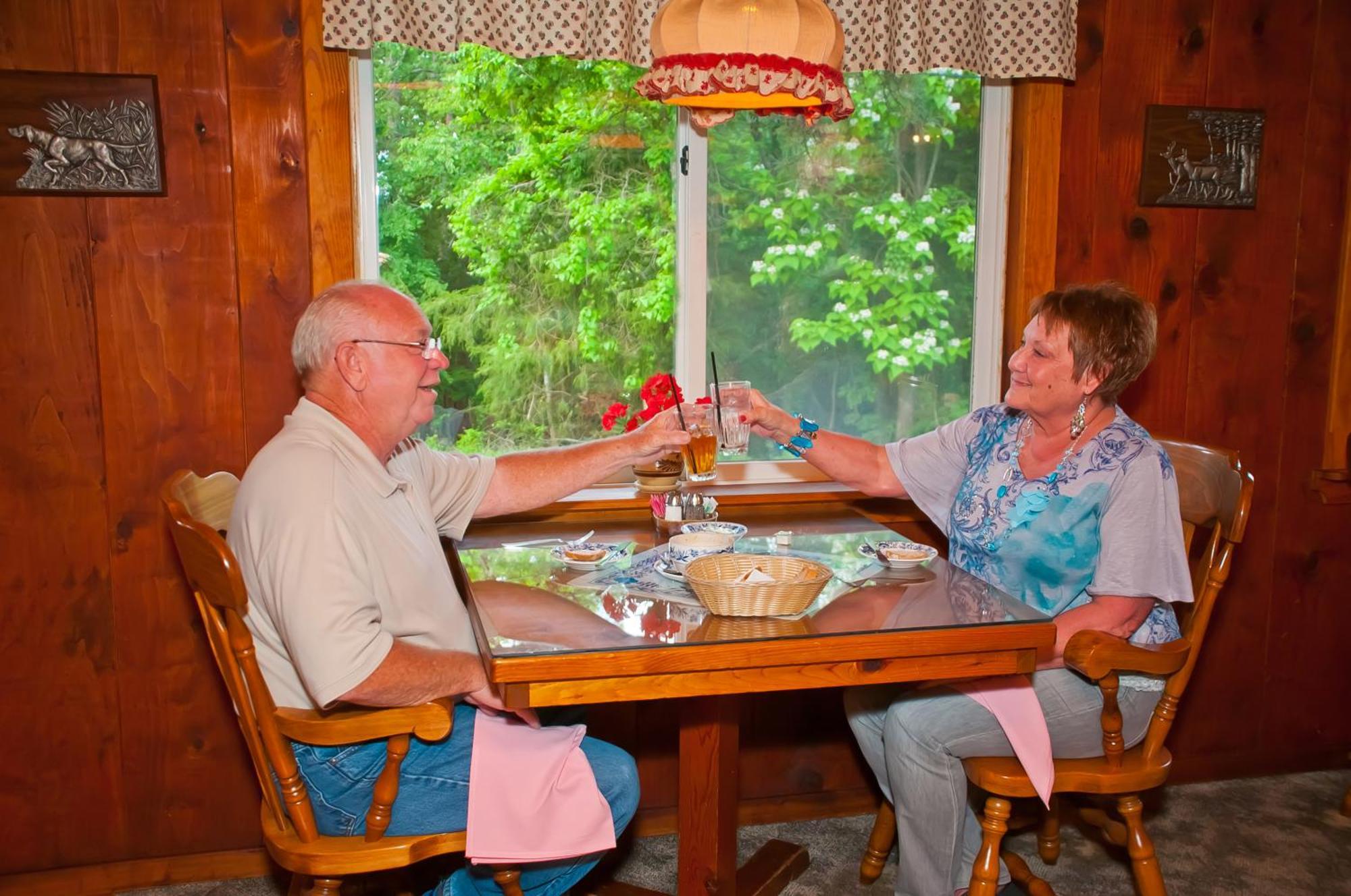 Bavarian Inn Motel & Restaurant يوريكا سبرينغز المظهر الخارجي الصورة