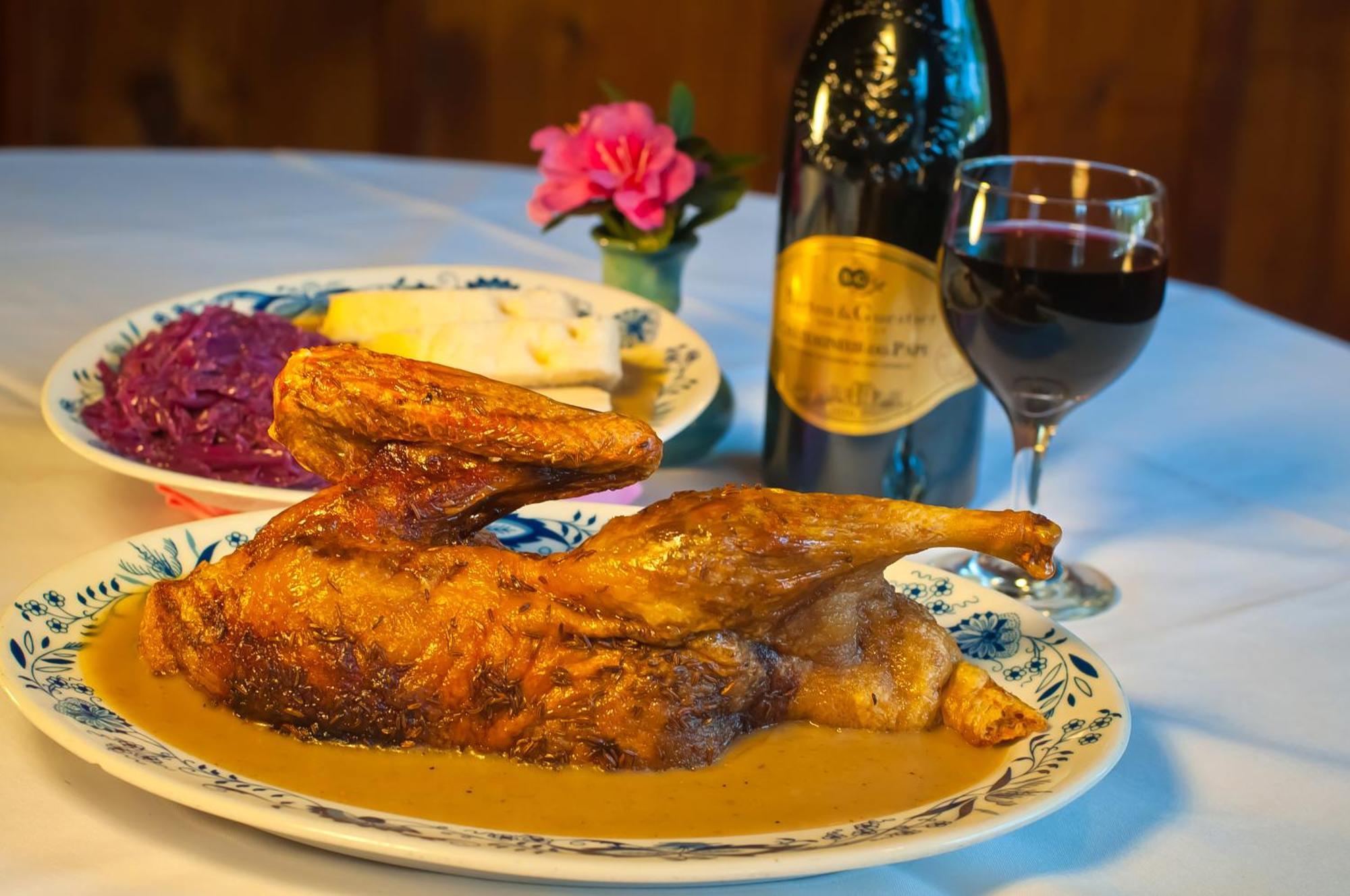 Bavarian Inn Motel & Restaurant يوريكا سبرينغز المظهر الخارجي الصورة